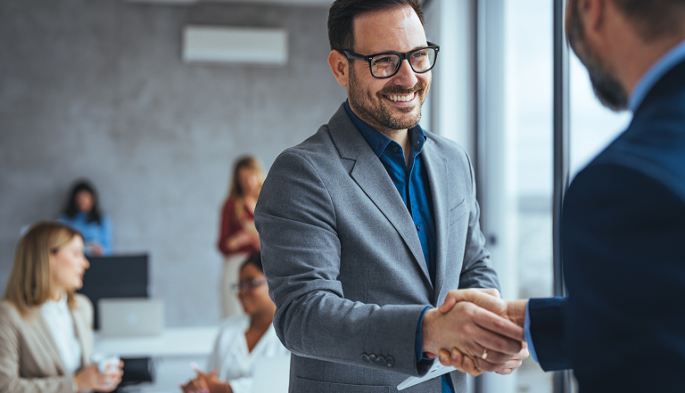 Zwei Personen schütteln sich die Hand