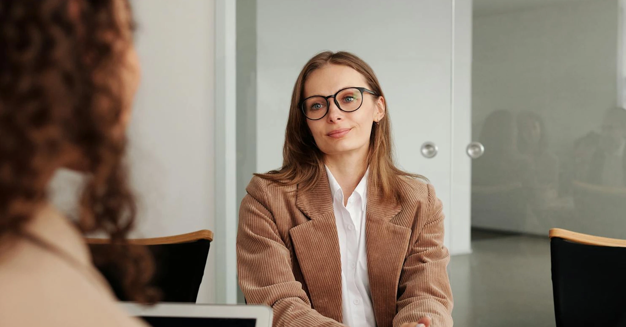 Zwei Frauen im Bewerbungsgespräch